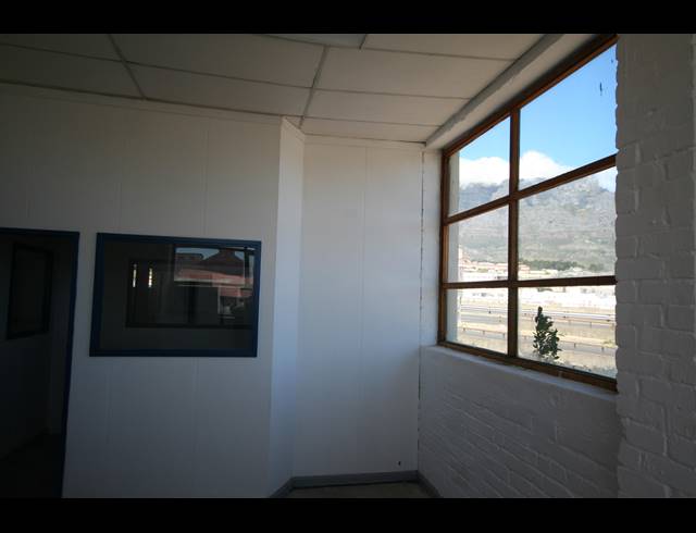 1,449M² SHOWROOM TO LET IN WOODSTOCK